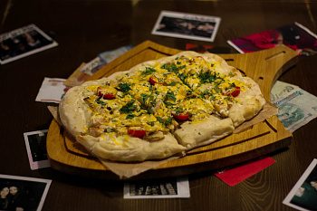 Пицца с курицей и грибами